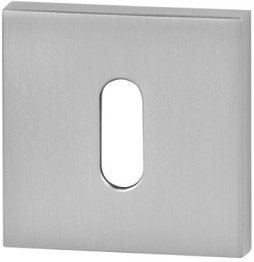 Metalowa osłona gniazdka elektrycznego w kolorze srebrnym, prostokątna z otworem na wtyczkę.