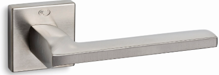 Srebrny uchwyt drzwiowy o prostym, nowoczesnym designie.