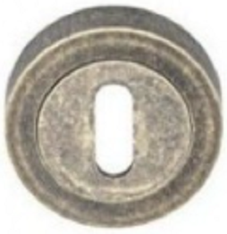 Metalowy element z otworem w kształcie prostokąta, o okrągłym kształcie i lekko wypukłej powierzchni.