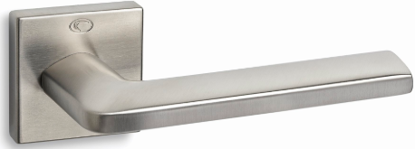 Metalowy uchwyt drzwiowy w nowoczesnym stylu, z prostą, elegancką formą i matowym wykończeniem.