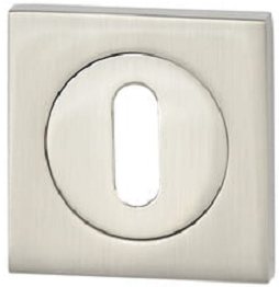 Metalowa osłona gniazda elektrycznego w kolorze srebrnym, z okrągłym otworem w środku.