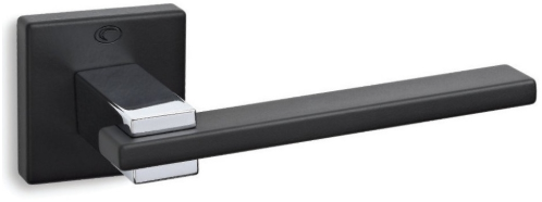 Czarna klamka drzwiowa z prostokątną podstawą i metalowymi akcentami.