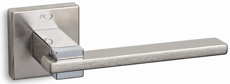 Metalowy uchwyt drzwiowy w nowoczesnym stylu, z prostą, kwadratową podstawą i długą, prostą rączką.