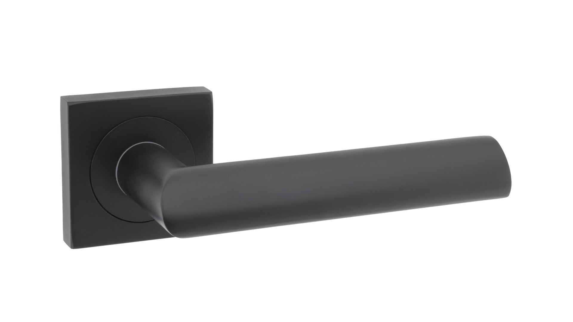 Czarna klamka drzwiowa o prostym, nowoczesnym designie, zamocowana na kwadratowej podstawie.