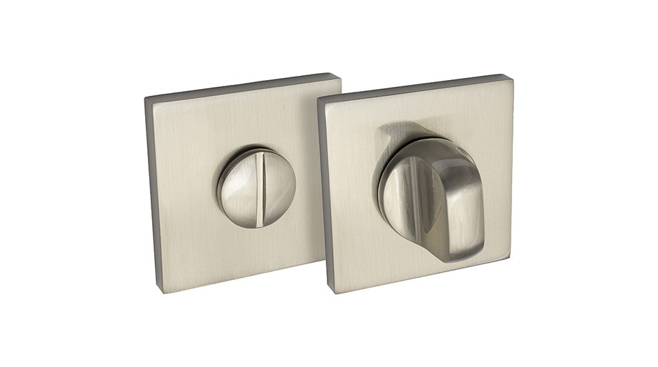 Metalowe pokrętła do drzwi w kwadratowych osłonach, w kolorze srebrnym, z gładką powierzchnią.