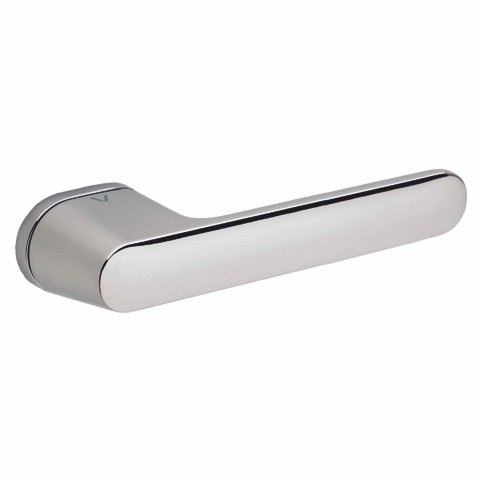 Srebrny uchwyt drzwiowy o prostym, nowoczesnym designie.