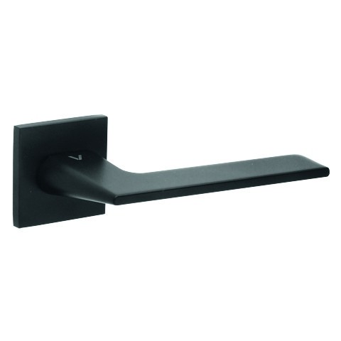 Czarna klamka drzwiowa o nowoczesnym, minimalistycznym designie.