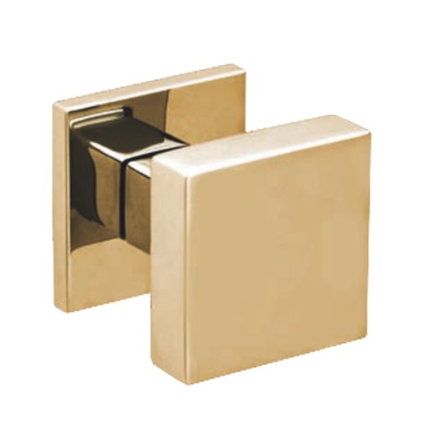 Złoty kwadratowy uchwyt drzwiowy o nowoczesnym designie.