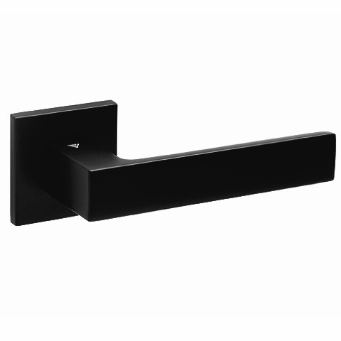 Czarny uchwyt drzwiowy o prostokątnym kształcie, zamocowany na kwadratowej podstawie.