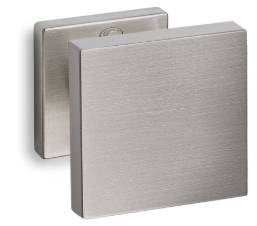 Metalowy włącznik światła w minimalistycznym, kwadratowym kształcie o matowym wykończeniu.