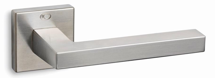 Nowoczesny, prostokątny uchwyt drzwiowy w kolorze srebrnym, zamocowany na kwadratowej podstawie.