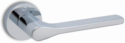 Metalowy uchwyt drzwiowy w chromowanym wykończeniu, o prostym, nowoczesnym kształcie.