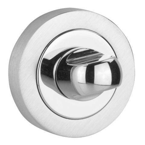 Chromowany przycisk w okrągłej obudowie, umieszczony na gładkiej powierzchni.