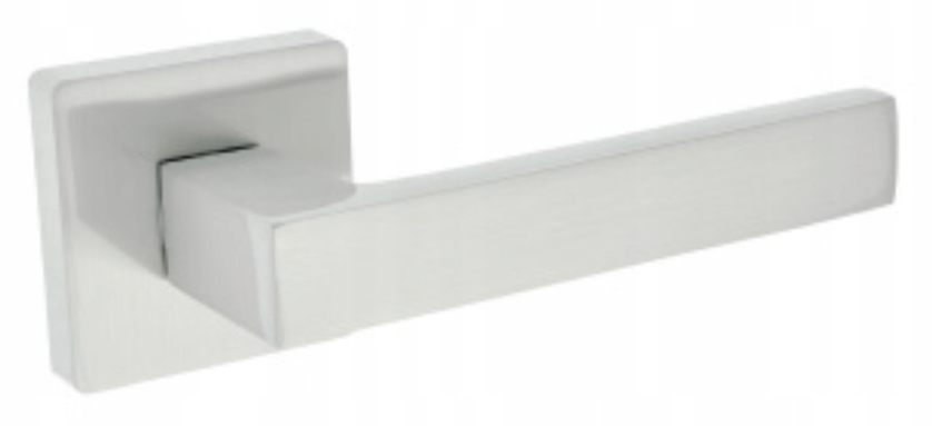 Srebrna klamka drzwiowa o prostokątnym kształcie, z matowym wykończeniem.