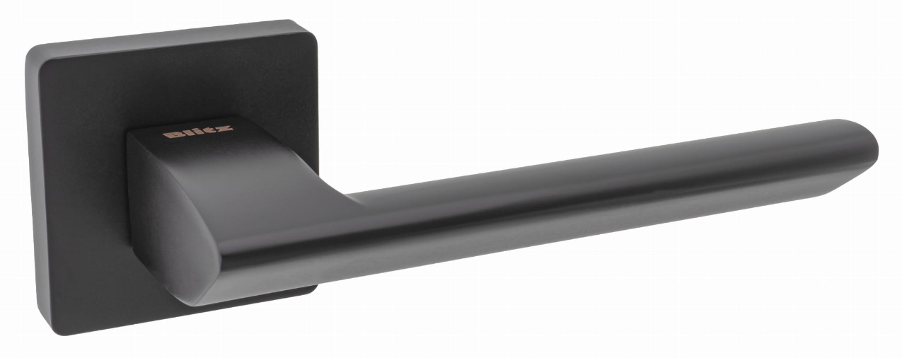 Czarny uchwyt drzwiowy o nowoczesnym designie, zamocowany na kwadratowej płycie.