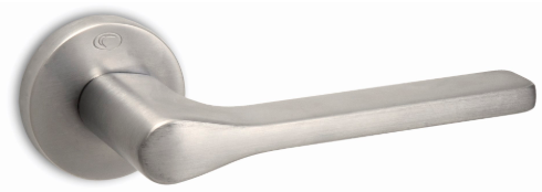 Srebrna klamka drzwiowa o nowoczesnym, prostym kształcie.