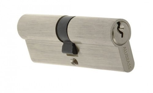 Srebrny zamek cylindryczny z kluczem, z widocznym mechanizmem blokującym.