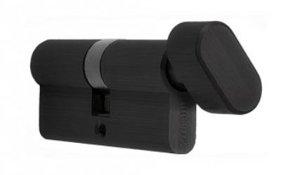 Czarny zamek wpuszczany z okrągłym kluczem i prostokątną obudową, przeznaczony do drzwi.