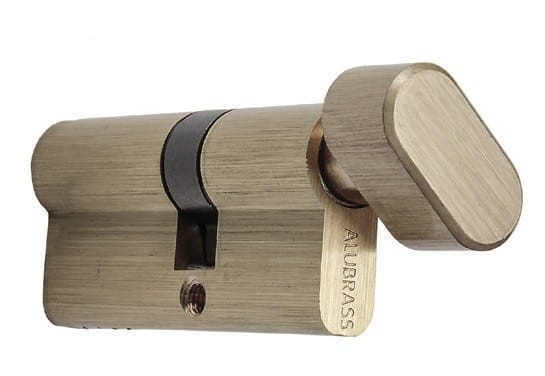 Zamek cylindryczny w kolorze mosiądzu, z kluczem i obrotową gałką.