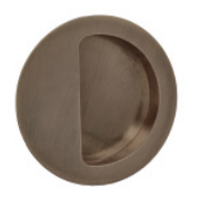 Okrągły uchwyt w kolorze brązowym z wcięciem po jednej stronie.