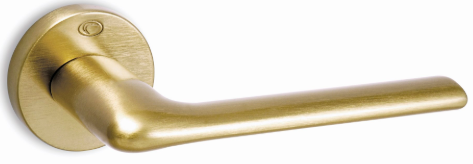 Złota klamka drzwiowa o eleganckim, minimalistycznym designie.