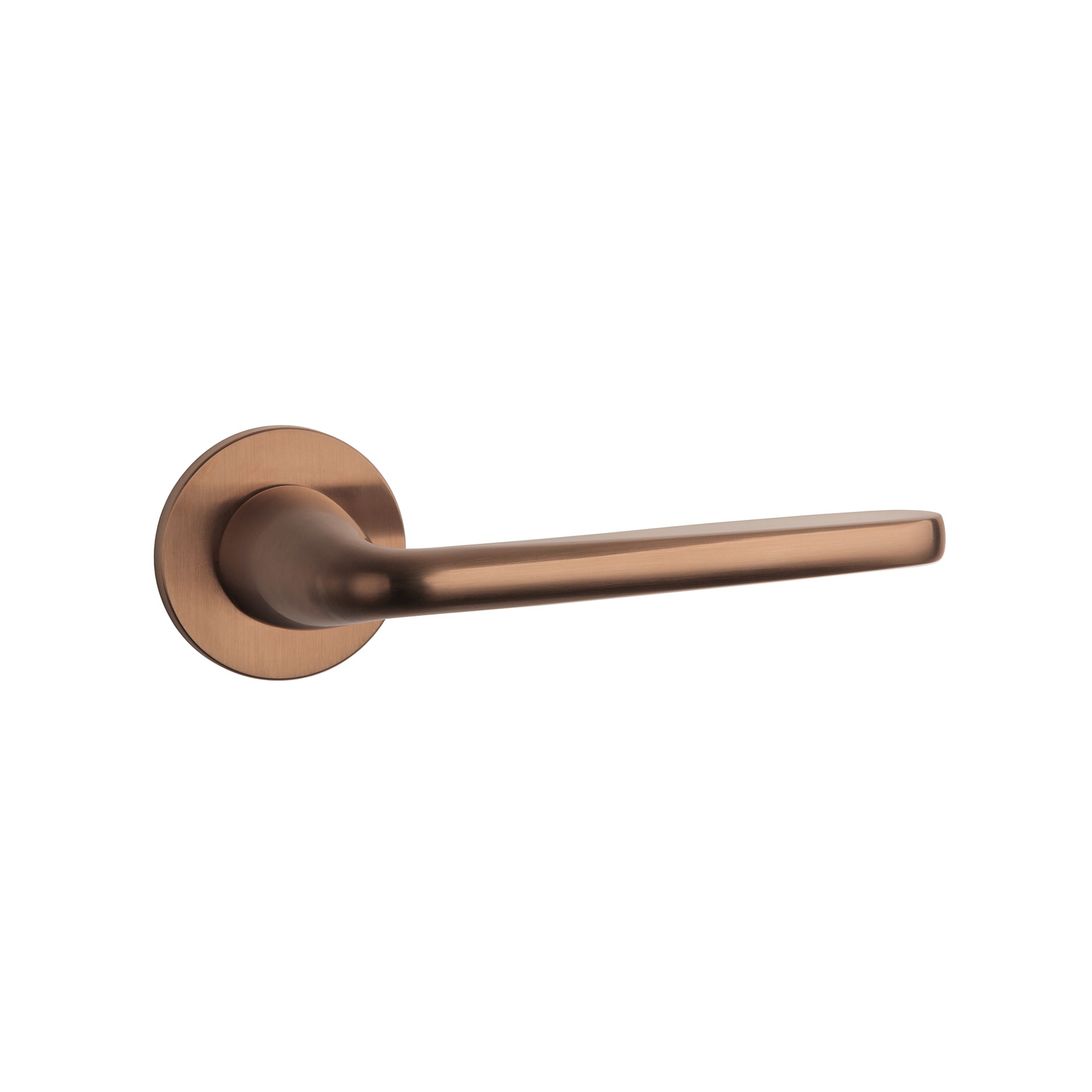 Mosiężny uchwyt drzwiowy w kolorze brązowym, o prostym, nowoczesnym kształcie.