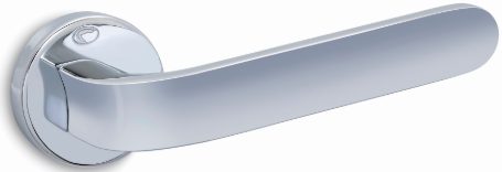 Lśniący, metalowy uchwyt drzwiowy o prostym, nowoczesnym kształcie.