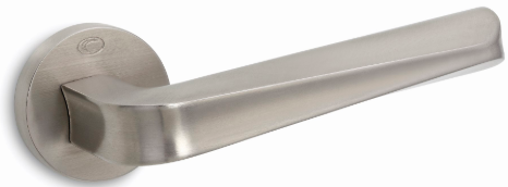 Srebrny uchwyt drzwiowy o nowoczesnym, minimalistycznym designie.