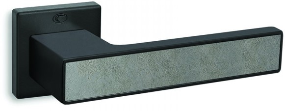 Czarny uchwyt drzwiowy z metalowym wykończeniem, prostokątny kształt, nowoczesny design.