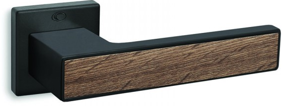 Czarny uchwyt drzwiowy z drewnianym akcentem, nowoczesny design, prostokątny kształt.