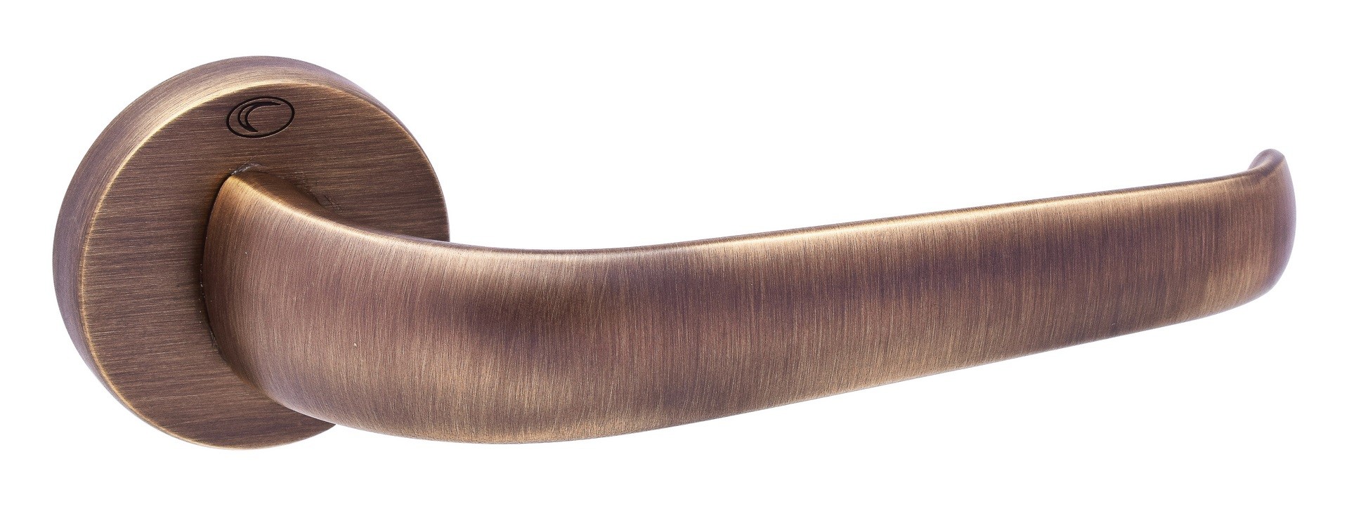 Mosiężny uchwyt drzwiowy o zaokrąglonym kształcie i matowej powierzchni.