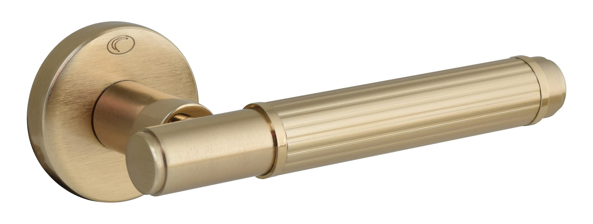 Złoty uchwyt drzwiowy o eleganckim, cylindrycznym kształcie z rowkami na powierzchni.