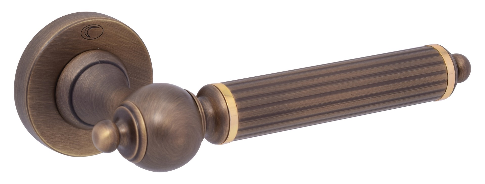 Stylowy uchwyt drzwiowy w odcieniu brązu z dekoracyjnymi rowkami i złotymi akcentami.