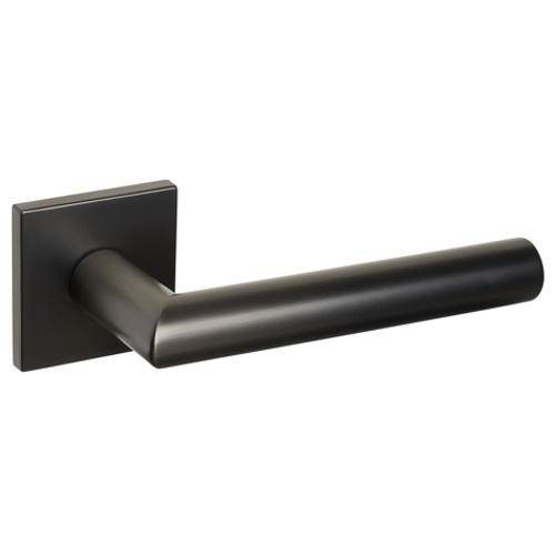 Czarny uchwyt drzwiowy o prostym, nowoczesnym designie, zamocowany na kwadratowej podstawie.