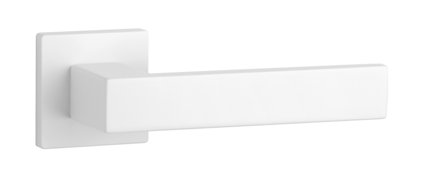 Biały uchwyt drzwiowy o prostokątnym kształcie, zamocowany na kwadratowej podstawie.
