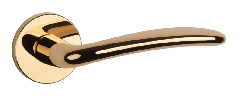 Złota klamka drzwiowa o eleganckim, zaokrąglonym kształcie i błyszczącej powierzchni.