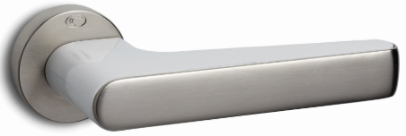 Nowoczesny uchwyt drzwiowy w kolorze srebrnym z białymi akcentami, zamontowany na okrągłej podstawie.