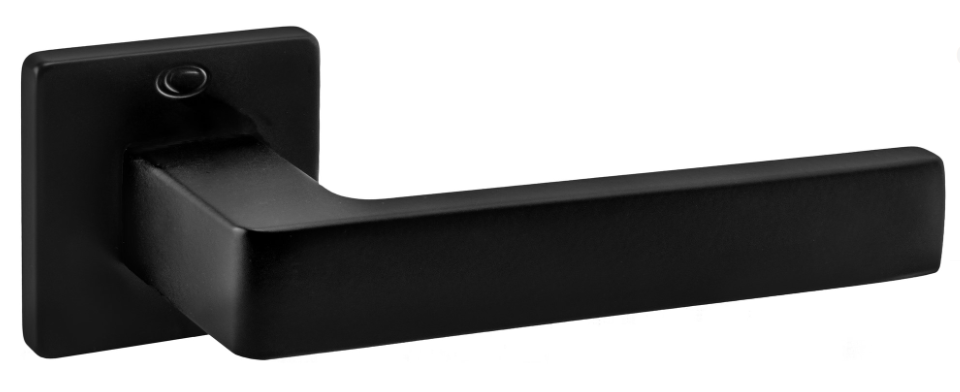 Czarna klamka drzwiowa o prostym, nowoczesnym kształcie, zamocowana na kwadratowej podstawie.