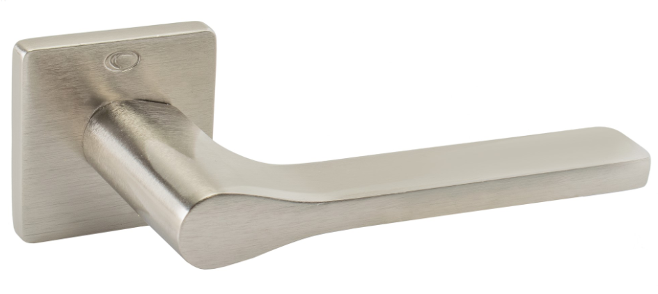 Metalowy uchwyt drzwiowy w nowoczesnym stylu, z prostą, elegancką formą i matowym wykończeniem.