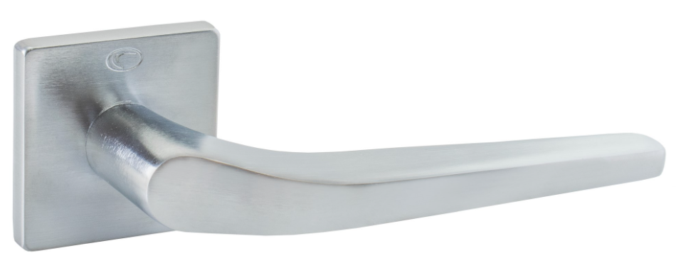 Metalowy uchwyt drzwiowy w kształcie łuku, zamocowany na prostokątnej płycie.