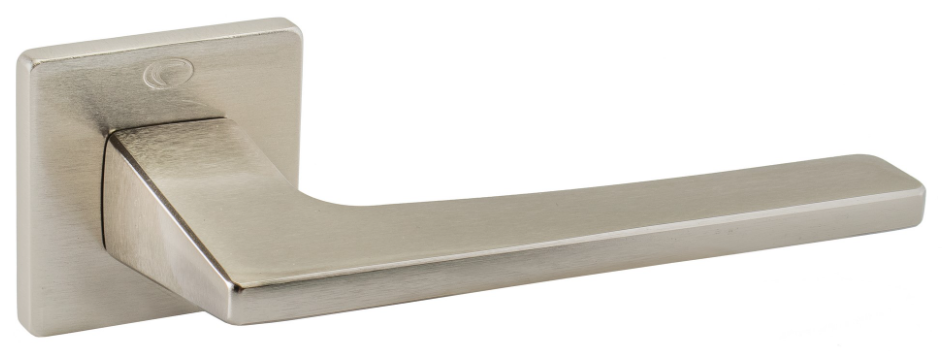 Metalowy uchwyt drzwiowy w kolorze srebrnym, o nowoczesnym, minimalistycznym designie.