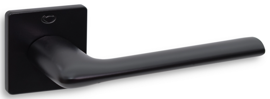 Czarna klamka drzwiowa o prostym, nowoczesnym kształcie, zamocowana na kwadratowej podstawie.