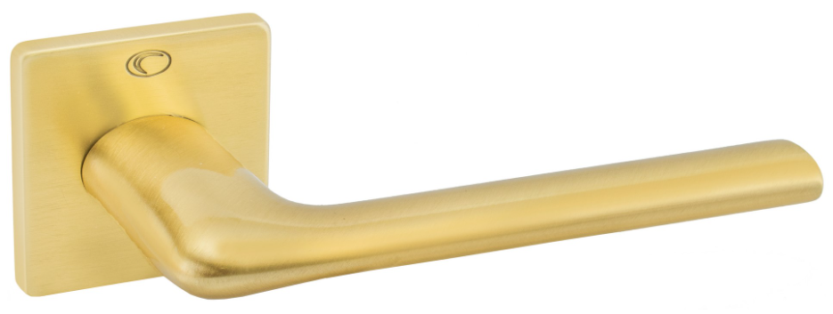 Złota klamka drzwiowa o nowoczesnym, ergonomicznym kształcie z prostokątną podstawą.