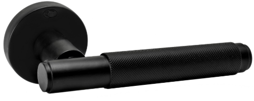 Czarny uchwyt z teksturowanym chwytakiem, przeznaczony do montażu na drzwiach lub ścianach.