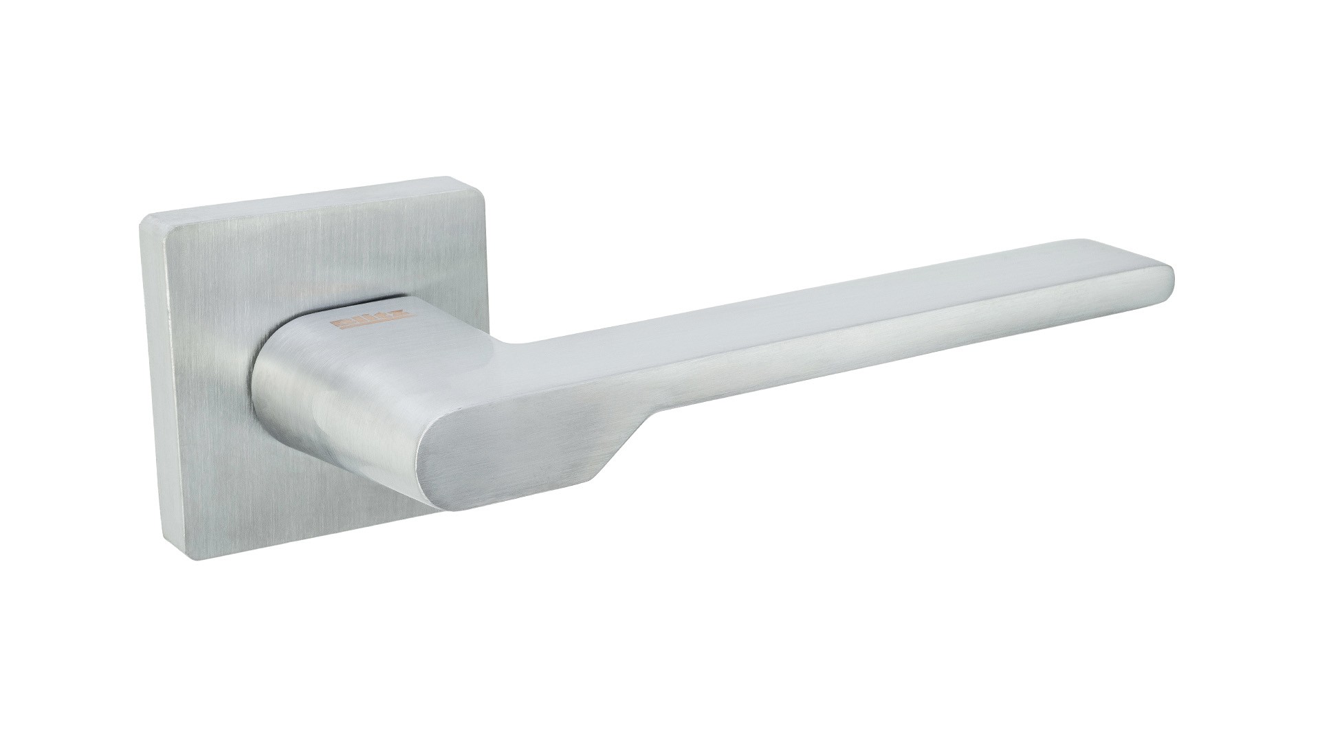 Nowoczesny uchwyt drzwiowy w kolorze srebrnym, o prostym, minimalistycznym designie.