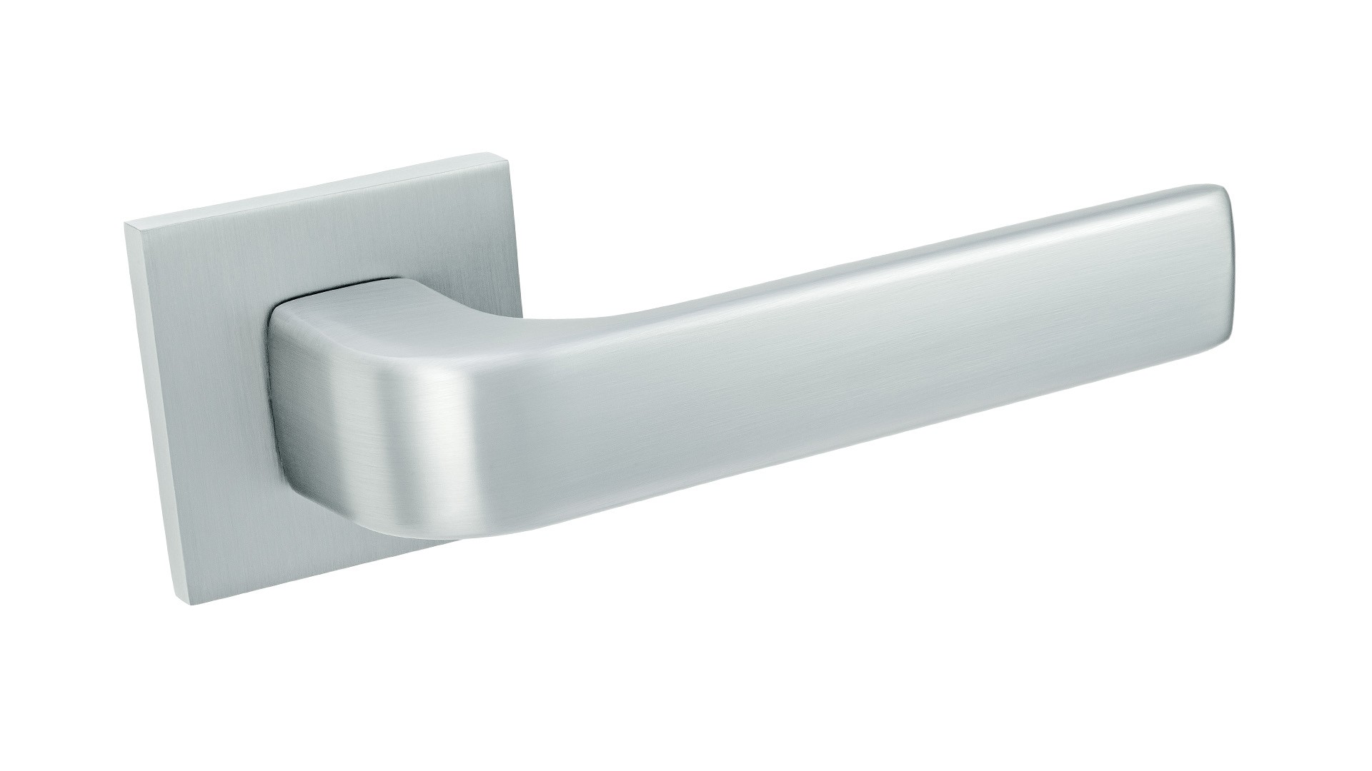 Srebrna klamka drzwiowa o prostym, nowoczesnym kształcie, zamocowana na kwadratowej podstawie.