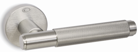 Metalowy uchwyt drzwiowy o teksturowanej powierzchni, zamocowany na okrągłej podstawie.