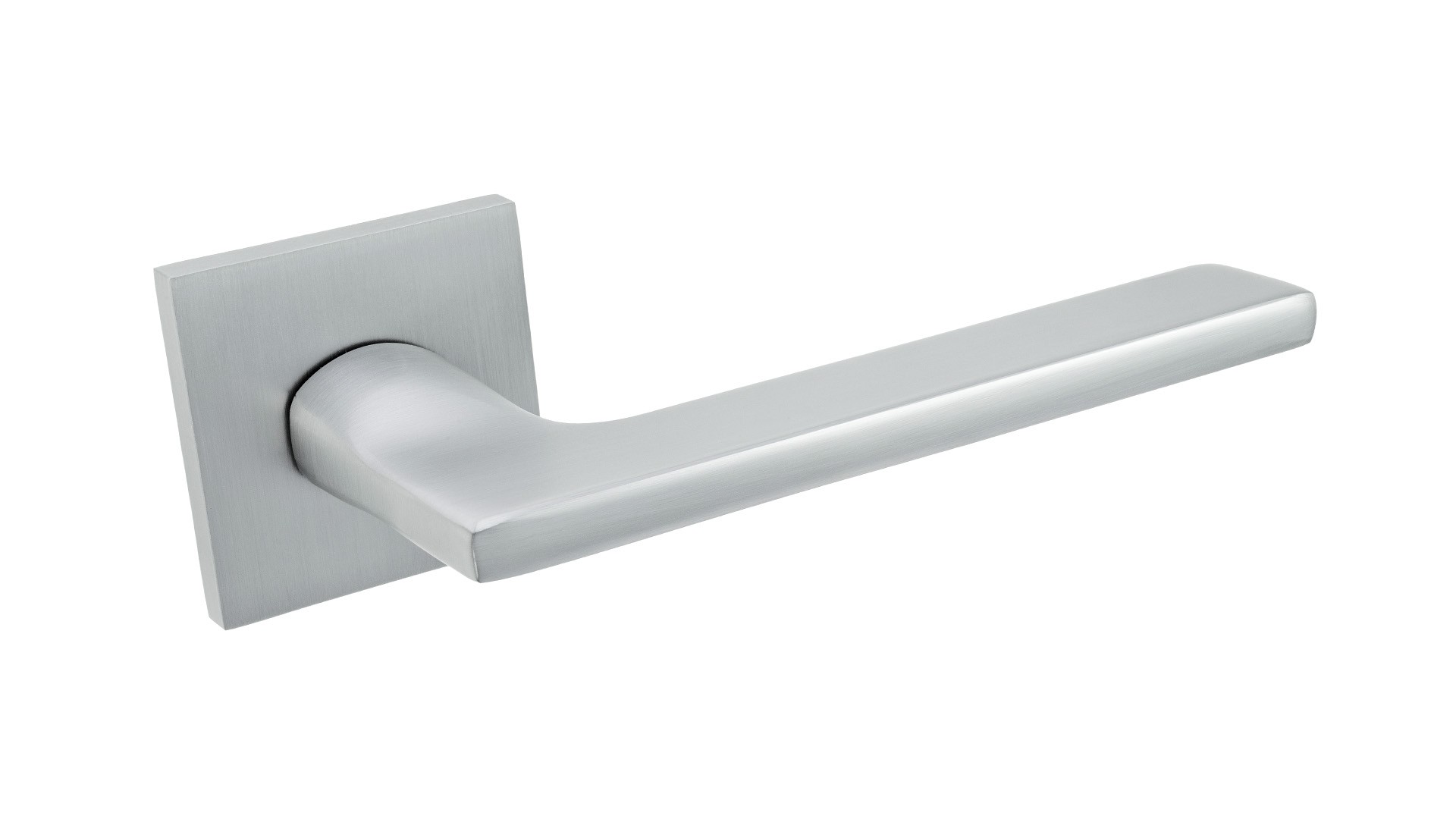 Srebrna klamka drzwiowa o prostym, nowoczesnym kształcie, zamocowana na kwadratowej podstawie.