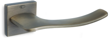 Metalowy uchwyt drzwiowy w odcieniu brązu, o eleganckim, zaokrąglonym kształcie.