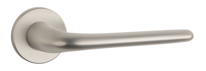 Srebrna klamka drzwiowa o nowoczesnym, minimalistycznym designie.